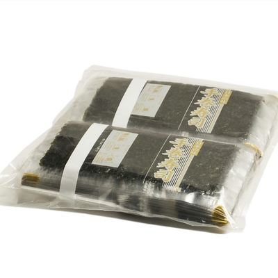 Califique a un Yaki asado curruscante que Nori Seaweed 50 cubre el balanceo de la mano