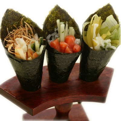 Califique a un Yaki asado curruscante que Nori Seaweed 50 cubre el balanceo de la mano