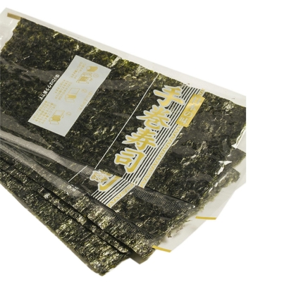 Califique a un Yaki asado curruscante que Nori Seaweed 50 cubre el balanceo de la mano