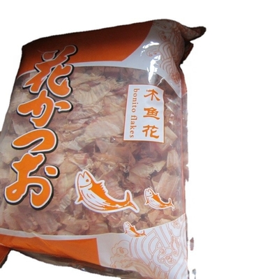 Los mariscos que sazonan pescados secados del bonito forman escamas 500g para la sopa japonesa