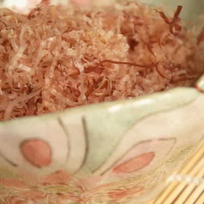el pescado japonés de Katsuobushi del bonito del OEM 100g forma escamas aditivo alimenticio libre