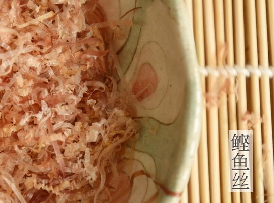 Los mariscos que sazonan pescados secados del bonito forman escamas 500g para la sopa japonesa