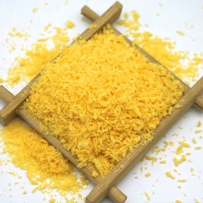 El japonés amarillo crujiente curruscante escamoso Panko forma escamas olor cocido del pan