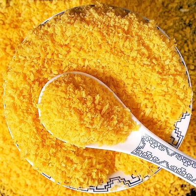 El japonés amarillo crujiente curruscante escamoso Panko forma escamas olor cocido del pan